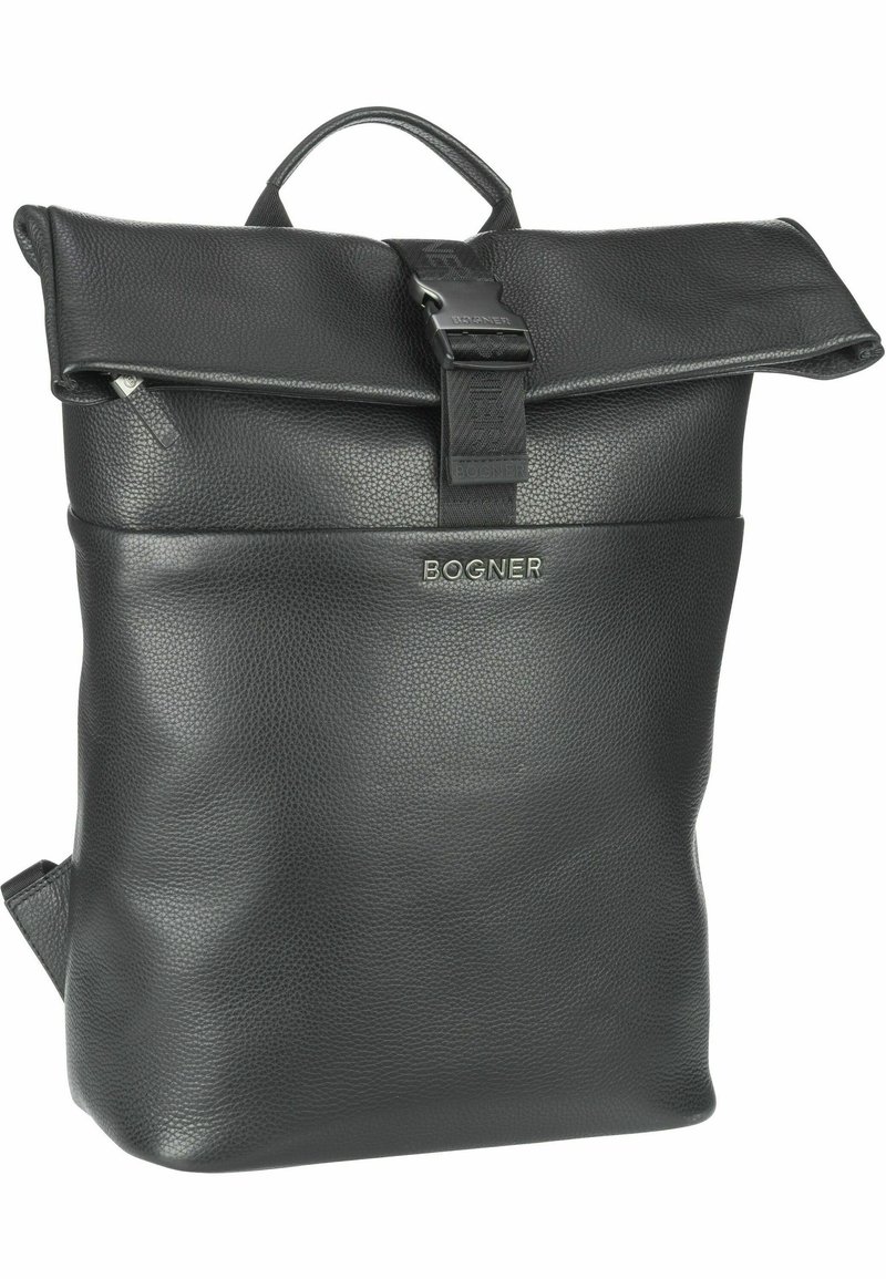 Mochila de cuero negro con una superficie texturizada, tapa plegable asegurada por una hebilla y un logotipo en la parte frontal. Cuenta con correas ajustables.