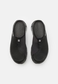 Pantofi slip-on din plasă neagră, cu talpă antiderapantă, caracterizându-se printr-un toc din cauciuc și o buclă mică pentru o purtare ușoară, partea superioară texturată și detalii cu logo.