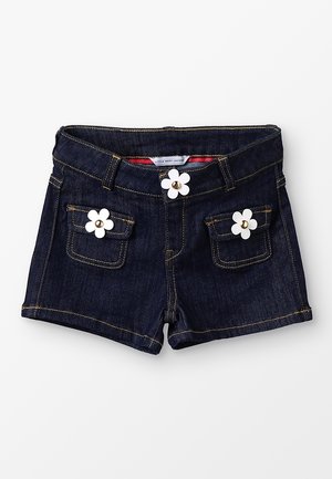 Dunkelblaue Denim-Shorts mit Fronttaschen und Gürtelschlaufen, verziert mit weißen blumenförmigen Knöpfen an Taschen und Bund.