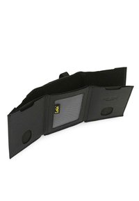 Billetera negra con material texturizado, múltiples compartimentos, un slot transparente para identificación y cierre de botón. Incluye una etiqueta de logo notable.