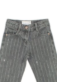 Jeans in denim grigio con file verticali di strass trasparenti, dal classico design a cinque tasche e chiusura con bottone in vita.