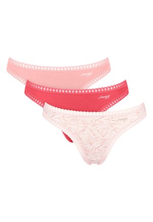 Három csipkével díszített női bikini alsónemű rózsaszín, piros és fehér színekben, finom mintával, mindegyiken az elöl "Sloggi" márkajelzés található.