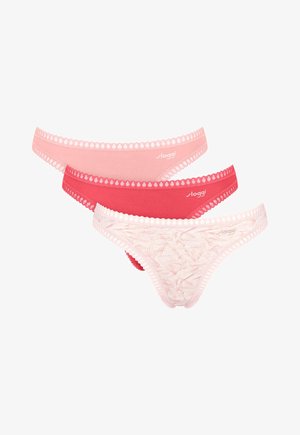 Három csipkével díszített női bikini alsónemű rózsaszín, piros és fehér színekben, finom mintával, mindegyiken az elöl "Sloggi" márkajelzés található.