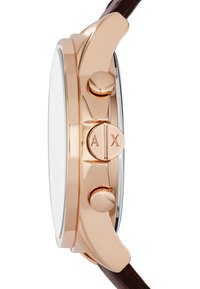 Caja de reloj de acero inoxidable color oro rosa con esfera redonda, que cuenta con dos botones de presión y una correa de cuero marrón. Frente de cristal transparente y acentos grabados.