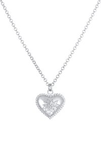 Sølv hjerteformet vedhæng på en kædenakke, med et struktureret blomstermotiv i midten og perleudsmykninger langs kanten.