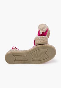 Woven espadryle z kolorowym różowym paskiem i naturalnym wierzchem z juty, z teksturowaną gumową podeszwą dla lepszej przyczepności.