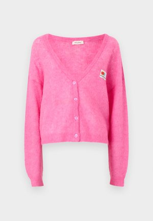 Roze cropped cardigan met V-hals, voorzien van knopen aan de voorkant en een geborduurd patch met een hartontwerp. Zachte, pluizige textuur.