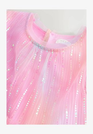 Rožinė tiulinė suknelė su permatomais blizgučiais vertikaliai išdėstytais raštais. Apskrito kaklo iškirptė su minkštu apdailos kraštu ir rakto skylutės tipo nugaros uždarymas.