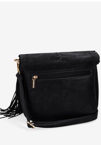 Borsa a tracolla nera in pelle con parte superiore perforata, tasca frontale con zip, hardware dorato e dettaglio a frange sul lato. Texture liscia, forma rettangolare.