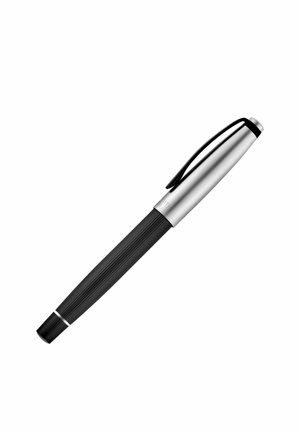 Strieborné a čierne uzavreté plniace pero s textúrovaným čiernym telesom a kovovou klipou na uzávere, naklonené na bielom pozadí.