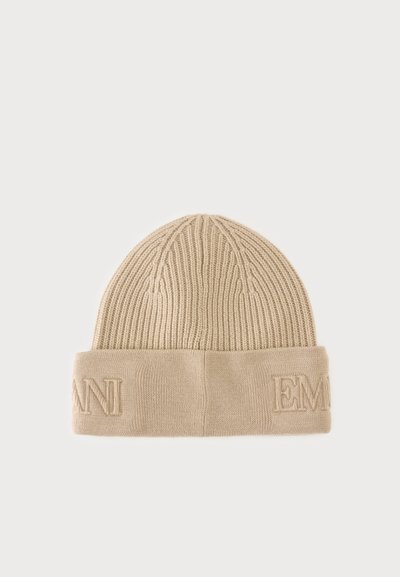 Bonnet beige en maille côtelée avec un revers plié présentant un texte en relief partiel "EMANI" de couleur beige assortie.