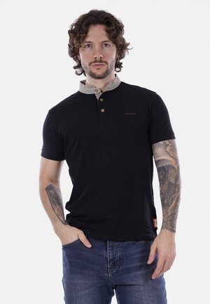 Polo shirt nera con collo grigio chiaro a contrasto, patta con tre bottoni e dettaglio del logo discreto. Tessuto morbido, design aderente.