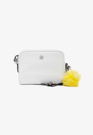 Bolso bandolera rectangular de cuero blanco con logotipo plateado, correa en blanco y negro, y un llavero amarillo peludo adjunto.