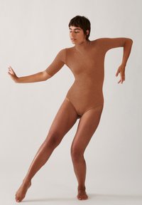 Brauner Body mit kurzen Ärmeln, hohem Kragen und taillierter Passform. Das Model posiert in einer dynamischen Haltung und zeigt die glatte Textur und Form.