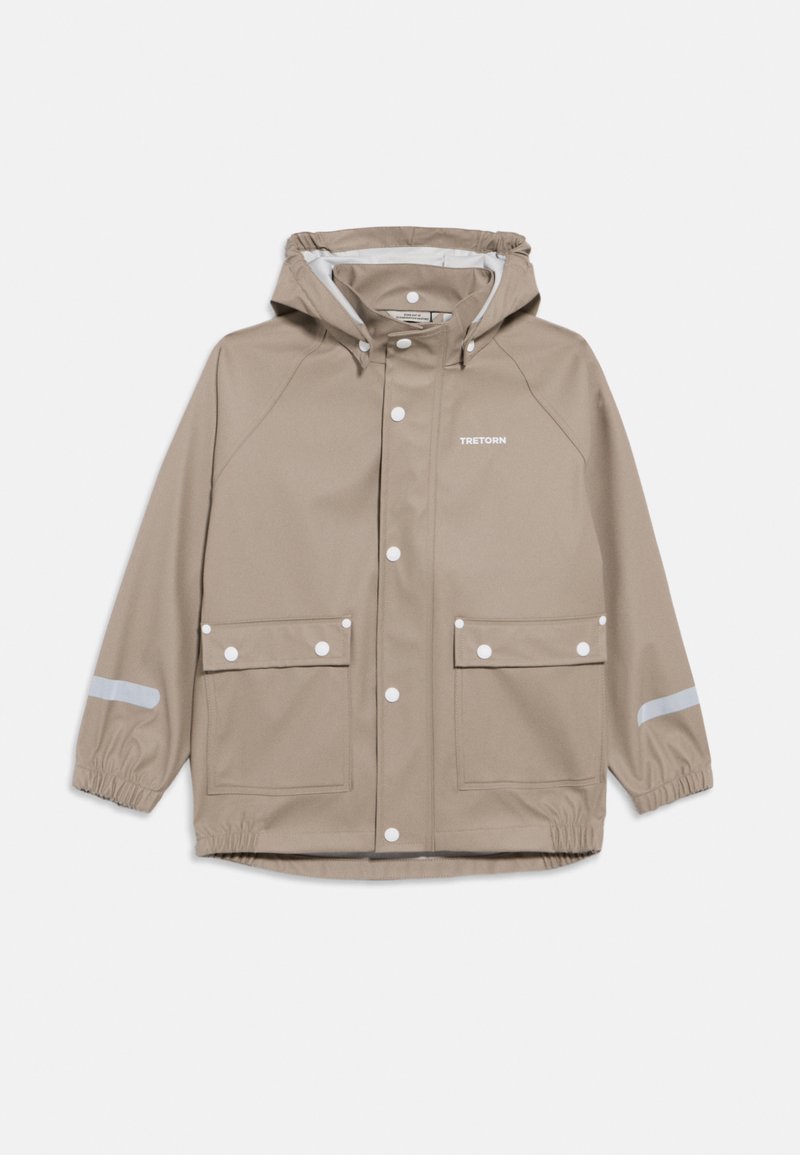 Beige wasserdichte Jacke mit Kapuze, ausgestattet mit einem weißen Reflektierstreifen, vorderen Druckknöpfen und zwei großen Taschenklappen. Glatte Textur.