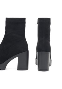 Melnas zamša potītes kurpes ar kvadrātu purngalu un bloku papēdi. Tām ir gluda apdare un sānu rāvējslēdzējs, kas nodrošina ērtu uzvilkšanu.