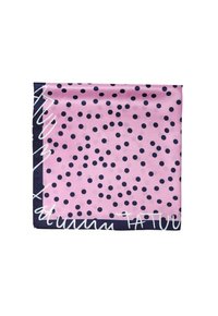 Foulard di seta, rosa con grandi pois blu navy, bordato di blu navy. Testo scritto a mano bianco lungo il bordo. Texture liscia, forma quadrata.