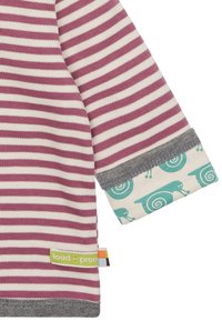 Camicia a maniche lunghe a righe in bordeaux e crema, con un polsino grigio decorato da un motivo di lumache in turchese. Include un'etichetta nell'orlo.