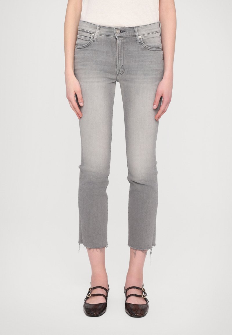 Mother THE RASCAL ANKLE FRAY - Karcsúsított farmerek - grey denim