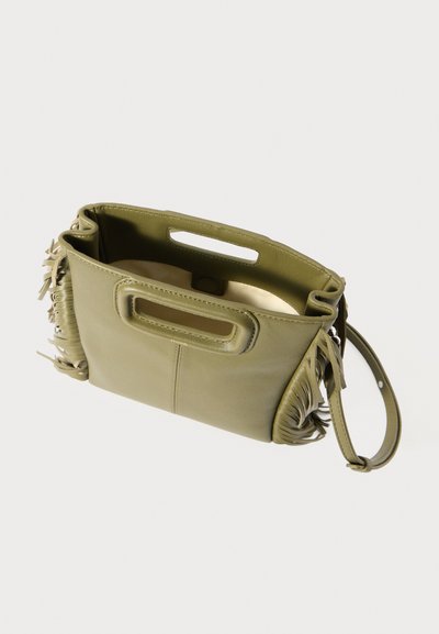 Vihreä nahkainen käsilaukku, jossa on teksturoitu röyhelöyksitys, suorakulmainen muoto, yläkahvat ja vaalean beige sisävuori. Kompakti ja toimiva muotoilu.