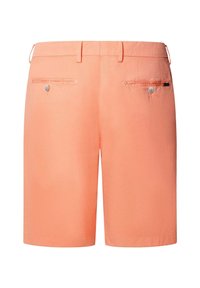 Vista trasera de shorts color coral con trabillas para cinturón, dos bolsillos de ojal con botón y una pequeña etiqueta negra de la marca en el bolsillo derecho.