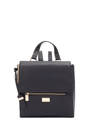 Sac à dos en cuir noir avec un design structuré, une poignée supérieure, des bretelles réglables, des accents en métal doré et une poche zippée à l'avant.
