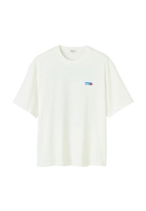 T-shirt blanc à manches courtes et col rond avec un petit texte bleu et rouge "FRESH crab" et un graphisme de crabe sur le côté gauche de la poitrine.