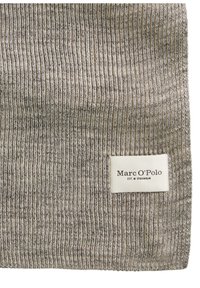 Sciarpa grigia lavorata a maglia con coste verticali, dotata di un'etichetta di tessuto bianca stampata con "Marc O'Polo" e "EST. IN STOCKHOLM".