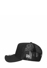 Schwarze Kappe mit einem stabilen vorderen Bereich und einem Netzrücken. Verfügt über einen verstellbaren Snap-Verschluss und ein Logo an der Seite. Flache Schirm-Design.
