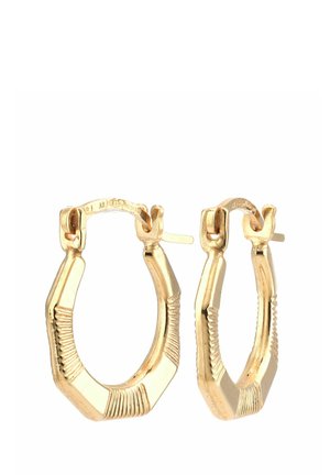Goldene Creolen mit einem geometrischen Design, das ein strukturiertes Muster und einen Scharnierverschluss aufweist. Metallischer Glanz, glatte Oberfläche und kantige Form.