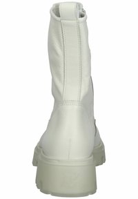 Botas de tobillo de imitación de cuero blanco con una textura suave, cremallera lateral y suela gruesa de color gris claro. Presenta acentos de costura a lo largo de los lados.