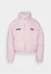 Różowa kurtka z sztucznego futra z wysokim kołnierzem, przednim zamkiem i naszywkami z logo. Posiada krótki krój i fakturowaną powierzchnię. Lekka i miękka.