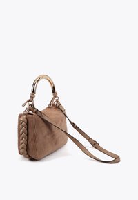Elegante borsa beige con una superficie testurizzata, dotata di una maniglia dorata e di una tracolla intrecciata, posizionata su uno sfondo bianco semplice.