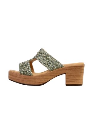 Sandal med åben tå, chunky træsål og flettede metalliske sølvstropper, der krydser over foden.