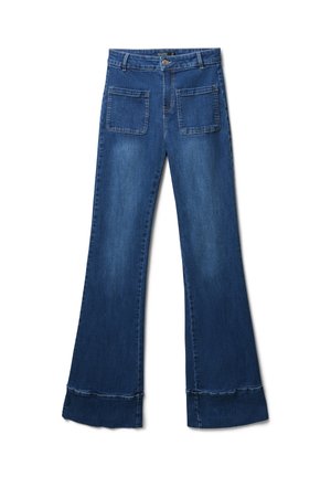Jean en denim évasés de couleur bleu foncé, avec une fermeture à bouton, deux poches avant et un large revers au bas. Texture lisse et coupe classique.