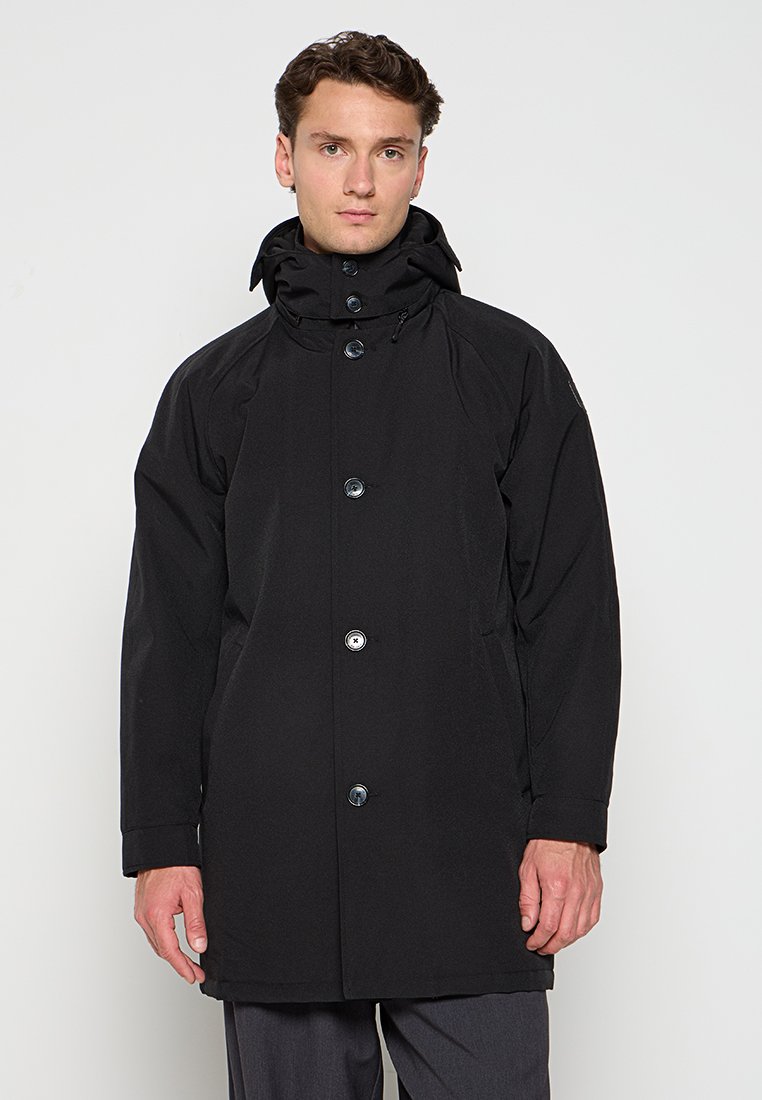 Zwarte waterdichte jas met een capuchon, knoopsluiting en zijzakken. Glad textuur, rechte pasvorm en minimalistisch ontwerp.