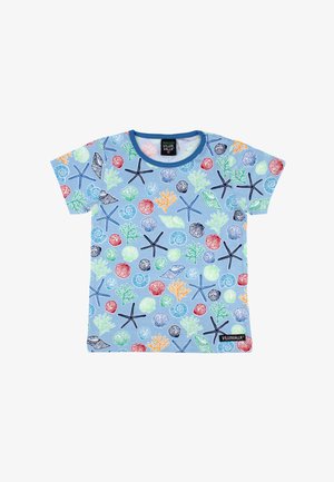 Lichtblauw shirt met korte mouwen en kleurrijk zee-thema patroon met zeesterren, schelpen, koraal en slakken, gelabeld Villervalla maat 92.
