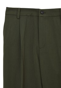 Pantaloni verde oliva realizzati in tessuto con una texture liscia, dotati di una chiusura a un pulsante e un design plissettato per un tocco di dettaglio in più.