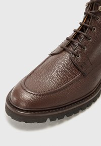 Hackett London SLOANE APRON - Nööritavad poolsaapad - dark mocca brown