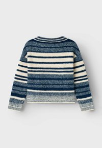 Sweter w paski w kolorze granatowym i kremowym. Posiada okrągły dekolt, długie rękawy oraz teksturowany wzór dzianiny przez całą powierzchnię.