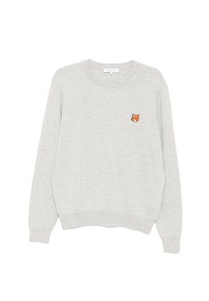 Maglione grigio chiaro a maniche lunghe con scollo rotondo, polsini a coste e una piccola testa di volpe arancione ricamata sul petto sinistro.