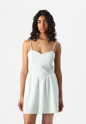Robe rayée vert clair avec un décolleté en cœur, des bretelles fines et une jupe évasée. Le matériau semble texturé et doux.
