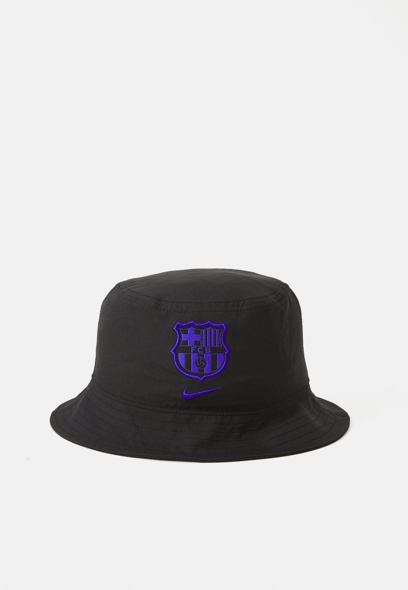 Sort bøttehat lavet af stof med et lilla broderet Barcelona-logo og en Nike swoosh detalje. Flad, bred skygge design.