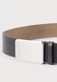 Cinto de couro preto com uma fivela retangular em prata mate, apresentando uma superfície texturizada e orifícios ajustáveis para tamanho.