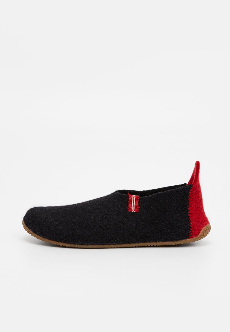 Schwarze Filzschlafer mit rotem Akzent an der Ferse, ausgestattet mit einer strukturierten Oberfläche und einer flexiblen Gummisohle. Minimalistisches Design mit einer Schlaufen-Detail.