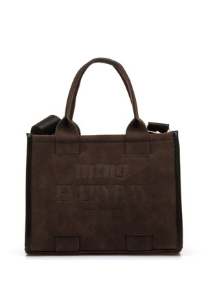 Bolso rectangular de color marrón oscuro con asas cortas, bordes laterales negros y texto en relieve que dice "mtng EVERYDAY BAG" en el frente.