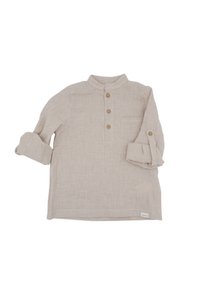 Hellbeige Leinenhemd mit Stehkragen, drei vorderen Knöpfen, hochgerollten Ärmeln und einer Brusttasche auf der linken Seite. Weiche Textur.