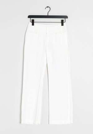 Witte linnen broeken met een rechte pijpdesign, voorzien van voorzakken en een dubbele knoopsluiting, hangend aan een zwarte hanger.