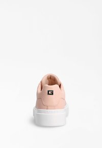 Rosa Sneaker mit dicker weißer Sohle, geprägtem "GUESS" auf der Ferse und schwarzem "G"-Logo auf dem Rückenteil vor weißem Hintergrund.