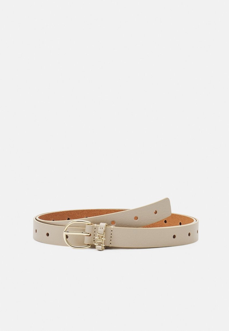Ceinture en cuir beige clair avec boucle dorée et plusieurs trous de réglage, posée à plat sur un fond clair.